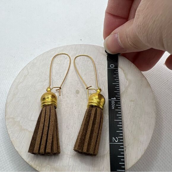 🍭6/$30 Brown tassel fringe boho dangle earrings with gold tone backing - Picture 2 of 5